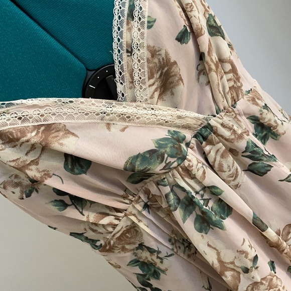 Floral top - Picture 2 of 3